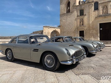 Aston Martin DB5 - kaskaderskie wyczyny na planie filmu o 007